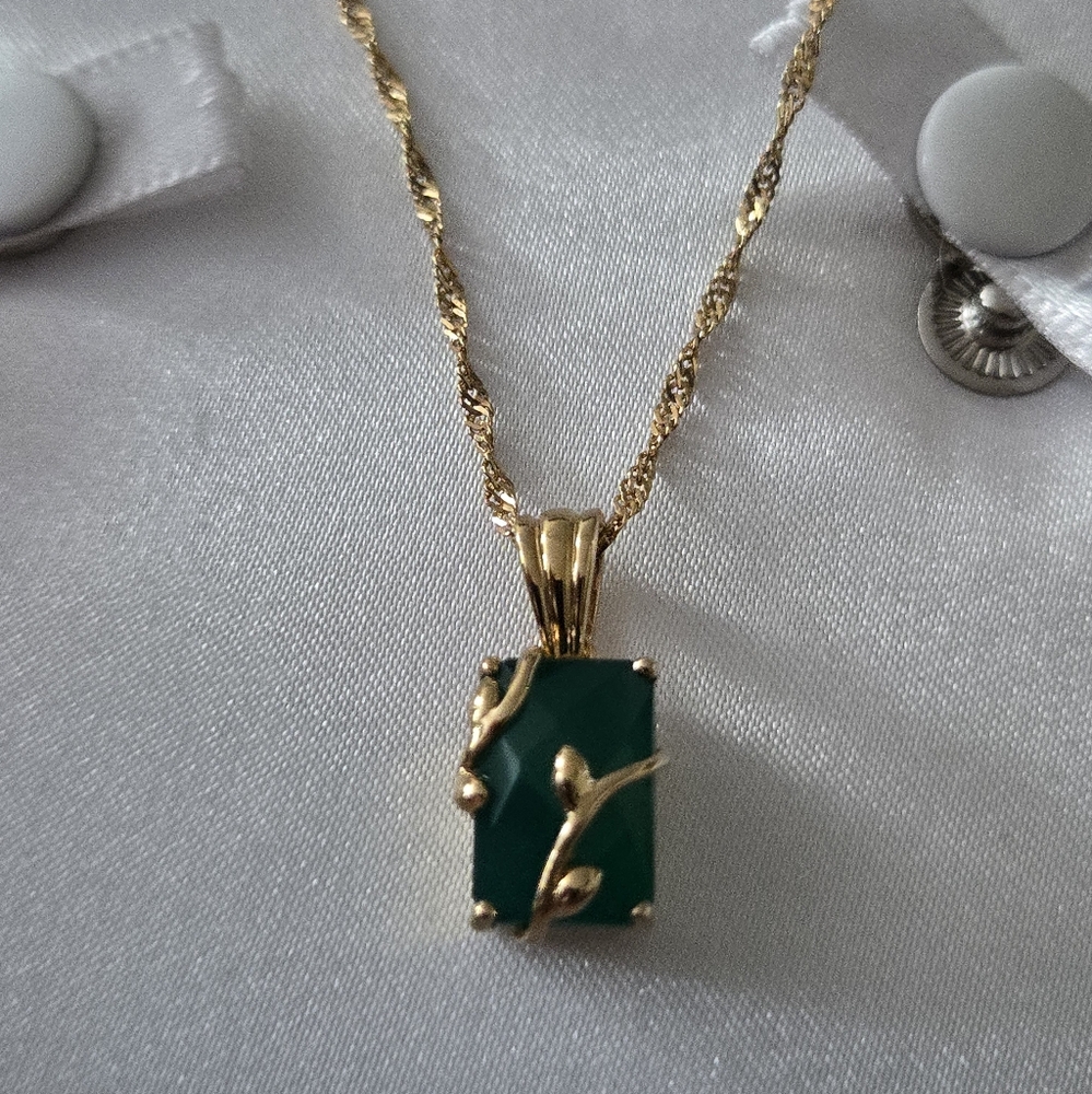 ❗️NEW❗️🌿Green Onyx 18k Yellow Gold Over Silver Pendant With Chain - Picture 2 of 9
